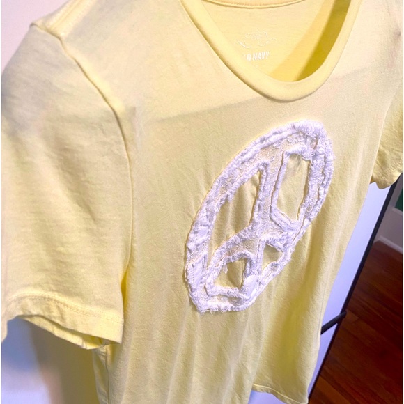 Boho Old Navy Yellow Short Sleeve tee with lace appliqué peace ☮️ sign on front - Picture 4 of 9